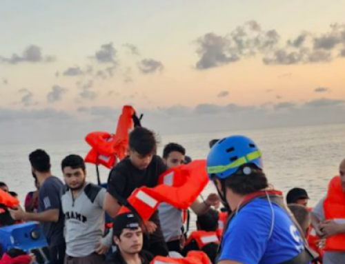 El capellán que desafía fronteras en el Mediterráneo: “Salvar a los migrantes es seguir a Jesús”