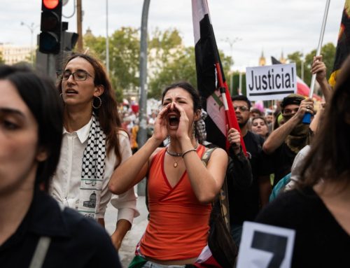 Ellas con los derechos humanos, ellos con el rearme: los jóvenes españoles opinan sobre la defensa